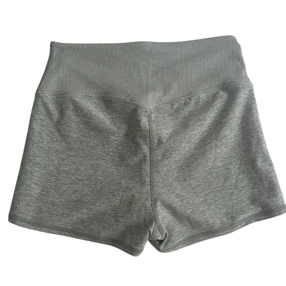 Alo Yoga Alosoft Aura Shorts 2” - Silver/Grey Medium - Picture 6 of 6